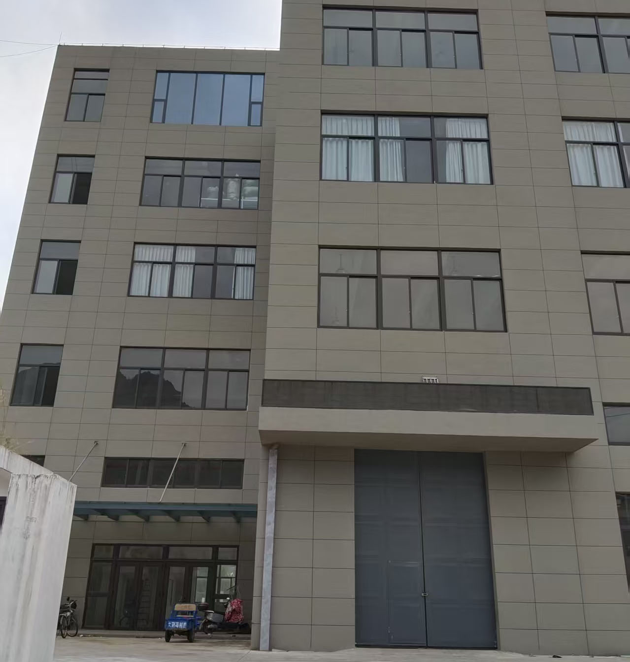 现代化灯具生产车间